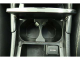 【カップホルダー】缶ジュースやペットボトルなどを置いたり、ちょっとした小物入れにもなります。