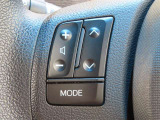運転中、オーディオの操作をしてて、ハッとしたことはありませんか?ステアリングスイッチは、運転中でもハンドルでオーディオの操作が可能です。安全なドライブをサポートします。