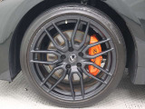 専用ブラック塗装のアルミホイールを装着しています。F 235/40R19 R 265/35R19