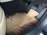 内装工程では、中古車を気持ちよくお乗りいただけるよう清掃しております。