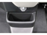 運転席と助手席の間にセンターロアボックスがあります!