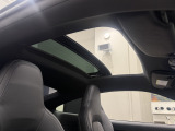 チルト/ スライド式電動ガラスサンルーフ搭載で空気の入れ替えができたり、自然光が入るので車内が明るくなり気持ちよくドライブができます。