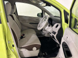運転席側にはシートリフター機能が付いております。自分のスタイルに合った運転姿勢がとれ、快適に運転することができます。