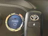 【スマートキー】カバンやポケットに入れたままでもドアの施錠・解錠が可能なスマートキーを装備。エンジンのオン・オフ時もカギを取り出す必要が無いからとっても便利です♪