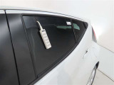 非常時給電システム:コンセント(AC100V/1500W)を装備し、停電などの非常時でも電気製品が使用可能!ドア&窓を閉めたままでも電源コードを外へ出せるので安心です。<使用前に注意事項を参照下さい>