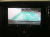 車両後方の映像を映すバックモニター。進路を確認しながら安全に車庫入れできます。