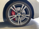BMWの純正アロイホイールは軽量かつ強度にも優れているホイールで走行性能を引き上げる設計になっております。足元にもBMWは妥協がなくこだわっている個所になります。