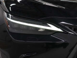 LEDヘッドランプにはアダプティブハイビームシステム「AHS」を採用。光検出カメラで車両検出をし、先行車や対向車に直接ハイビームを当てないように部分遮光します。