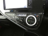 オートエアコン装備。車内を設定温度に自動で調整してくれるのでいつも快適にしてくれます。