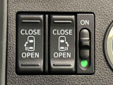 両側後部座席はパワースライドドアになっています。車内のスイッチで操作できるほか、車外からはワンタッチオープン、リモコン操作で予約ロック機能が操作できます。