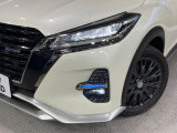 【LEDヘッドライト】悪天候や夜間走行時も良好な視界を確保し安心して運転できる高輝度LEDヘッドライトを装備!点灯速度が早く、消費電力も抑えられています。