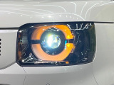【LEDヘッドライト】悪天候や夜間走行時も良好な視界を確保し安心して運転できる高輝度LEDヘッドライトを装備!点灯速度が早く、消費電力も抑えられています。