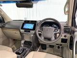 運転席まわりです。 各操作スイッチは使いやすい位置に配置されてます。