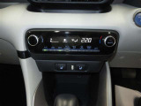 温度設定だけで後は自動制御のフルオートエアコン。電動コンプレッサー採用で、エンジン停止時にも冷房能力を維持します。