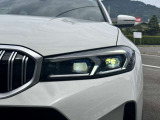 LEDヘッドライト。先進のLEDテクノロジーを採用。照射される白色光の周波特性は太陽に近く、バイキセノンヘッドライトを上回るコントラストでさらに明るく輝きます。悪天候の日でも優れた視認性を発揮します。