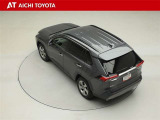 合成皮革のフロントシートには、シートヒーターを内蔵し、運転席は電動式です。また、ハンドルヒーターも装備しています。もちろん使い勝手の良い電動バックドアを採用しています。