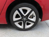 車両のデザインにマッチした純正アルミホイールを装着しています。