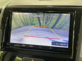 【バックカメラ】駐車時に後方がリアルタイム映像で確認できます。大型商業施設や立体駐車場での駐車時や、夜間のバック時に大活躍!運転スキルに関わらず、今や必須となった装備のひとつです!