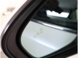 隣車線を走る車両をレーダーで検知し、ドアミラーでは確認しにくい後側方エリアに存在する車両に加え、急接近してくる車両も検知します。車両を検知するとドアミラーに搭載されたLEDインジケーターが点灯します。