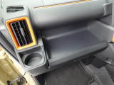 後退時に車両の後ろ側をモニター画面に表示します。車庫入れなどでバックする際に後方確認ができて便利です。車庫入れが苦手な人もこれで安心。