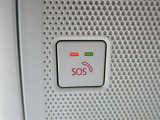 エアバッグ作動時や後突時、もしくは車内のSOSボタンを押した際に緊急通報オペレーターに連携し、救急・警察を手配します。更にオペレーターにも連携、お客様のご要望に応じてロードサービスの手配を行います。