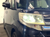 【LEDヘッドライト】悪天候や夜間走行時も良好な視界を確保し安心して運転できる高輝度LEDヘッドライトを装備!点灯速度が早く、消費電力も抑えられています。