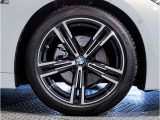BMW純正アルミホイールです。納車時にはアルミホイールコーティングも承っております!是非ご検討下さいませ。