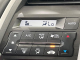 【オートエアコン】一度お好みの温度に設定すれば、車内の温度を検知し風量や温度を自動で調整。暑い&hellip;寒い&hellip;と何度もスイッチ操作をする必要はありません。快適な車内空間には必須の機能ですね♪