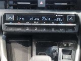 左右独立温度コントロールフルオートエアコンです。運転席、助手席それぞれで独立して温度設定ができます。冷え性の方が乗っても安心ですね♪