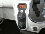 フロントオートエアコン装備ですので常にお好みの温度に調整ができ車内を快適な空間に保ってくれます。