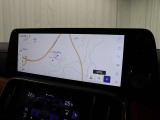 広い視野角と高画質を実現した12.3インチのワイドディスプレイ。画面周辺パネルとの見切り線を目立たなくすることで、インテリアにとけこむ造形となっています。