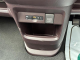 【ETC】有料道路を利用する際に料金所で停止することなく通過できる、ETC車載器(ノンストップ自動料金収受システム機器)が装備されています。セットアップを行うことで利用可能になります。