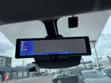 車両後方のカメラ映像を映し出し、車内の状況や、天候などに影響されずいつでもクリアな後方視界が得られるインテリジェントル-ムミラ-が装備されております。