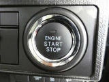 【プッシュスタート】スマートキーを携帯して、ブレーキを踏みながらスタートスイッチを押すだけでエンジンがかけられます。