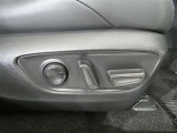 運転席のシート調整を電動で調整できます。無段階調整なので、どなたにもピッタリの調整が可能です。