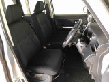 運転席の座面高さを調整できるシートリフターが付いています。