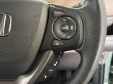 予め設定した速度で定速走行。先行車に近づいたら、システムが先行車との距離や速度差を測定し、自動的に加減速。適切な車間距離を維持しながら追従走行します。