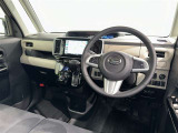 運転席まわりです。 各操作スイッチは使いやすい位置に配置されてます。
