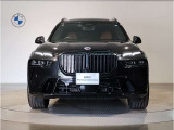 【BMWの伝統-1】BMWの特徴的な&ldquo;キドニーグリル&rdquo;は、80年以上続く伝統の形でございます。変わらないこだわりのデザインが、プレミアムブランド&ldquo;BMW&rdquo;を創り出します。