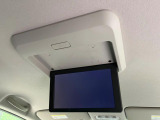 【フリップダウンモニター】大画面モニターで後席でもエンタメをお楽しみいただけます。小さなお子様にも大人気の装備です♪