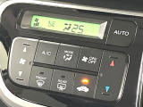 【オートエアコン】一度お好みの温度に設定すれば、車内の温度を検知し風量や温度を自動で調整。暑い&hellip;寒い&hellip;と何度もスイッチ操作をする必要はありません。快適な車内空間には必須の機能ですね♪