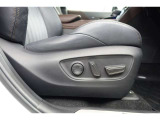 運転席にはパワーシートが付いております。パワーシートは指先1つで操作出来るためチカラの弱い女性の方でもシートに座ったまま操作出来ます♪