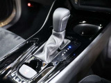 CVT(無段変速)のオートマチックです。フロアシフトがとても使い易いです。また高燃費に貢献するのもこのオートマチックです(*^_^*)