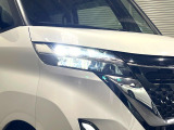 【LEDヘッドライト】悪天候や夜間走行時も良好な視界を確保し安心して運転できる高輝度LEDヘッドライトを装備!点灯速度が早く、消費電力も抑えられています。