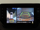パノラミックビューモニター付きです。車両を上から見たような映像をモニター画面に表示。運転席からの目視では見にくい、車両周辺の状況をリアルタイムでしっかり確認できます。