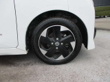 日産純正のアルミホイールが装着されてます。ボディデザインとマッチしておりカッコイイですね。