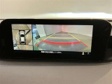 【パノラミックビューモニター】映像で、見づらい車両周辺の確認をアシスト。クルマを真上から見ているような映像を表示。 運転席から確認しにくい車両周囲の状況を把握。