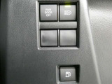 オートマチックハイビームとは、先行車や対向車のライトを認識し、ハイビームとロービームを自動で切り替える機能です。夜道の視界を確保します。詳細は販売店スタッフまでおたずねください。