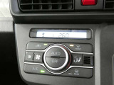 フロントオートエアコン装備ですので常にお好みの温度に調整ができ車内を快適な空間に保ってくれます。