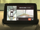 リバースギアに入れるだけで後方の表示へ切り替わります。夜間や雨の日の駐車も楽になりますよ。